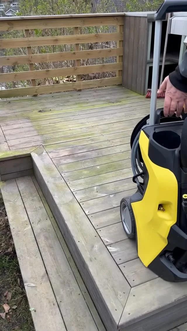 🌱Annonse @karchernorge 🌱

Utekjøkkenet fikk ikke så mye stell i høst og det synes!
Heldigvis ble terrassevaskeren og jeg bestevenner i fjor, så algene skal få skikkelig motstand!

Superenkelt å koble den til høytrykksspyleren og la den danse over gulvet slik at den kan gjøre jobben. Finishen tar jeg med Eco!Booster - og gjett om den fungerte på kjøkkenbenken og grillen!

Siden jeg har fisker og en hage med fokus på biologisk mangfold er jeg ekstra glad for å kunne gjøre det skikkelig rent med kun vann og ingen kjemiske tilsetninger 😄👏🌱

#karchernorge #kommersieltsamarbeid #hageinspirasjon #høstforberedelser #hagestell #rengjøring #terrassevask #fikseihagen #planterihagen #instagardeners_feature #hagenmin #lovemygarden #gjenbruk #recycle