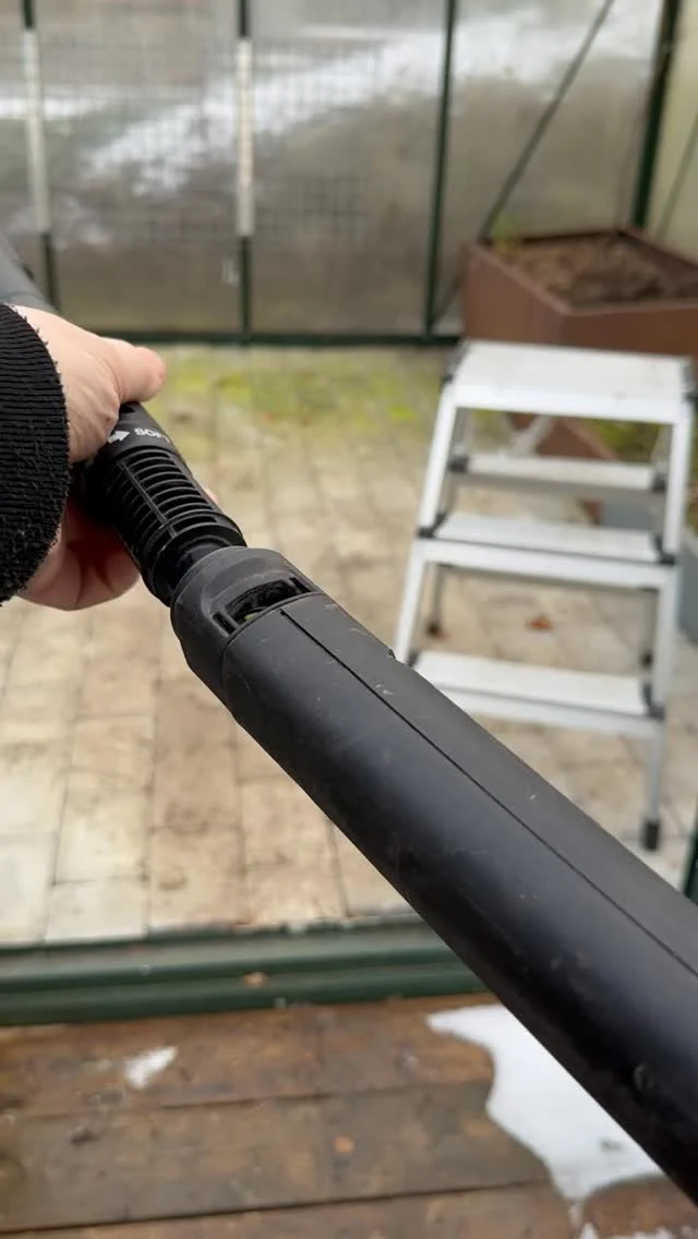 🌱Annonse @karchernorge 🌱 

Har du ikke vasket drivhuset enda?

I år brukte jeg høytrykkspyleren og børstehode - det fungerte faktisk som ei kule!
Hvert år tenker jeg at det er en grisejobb å vaske drivhuset, men i år ble det morro. Skum, vann og børstehode + terrassevaskeren (på gulvet) = Gøy😄

Etter dette er dyrkesesongen klar!

#karchernorge #kommersieltsamarbeid #hageinspirasjon #hagestell #rengjøring #terrassevask #fikseihagen #instagardeners_feature #hagenmin